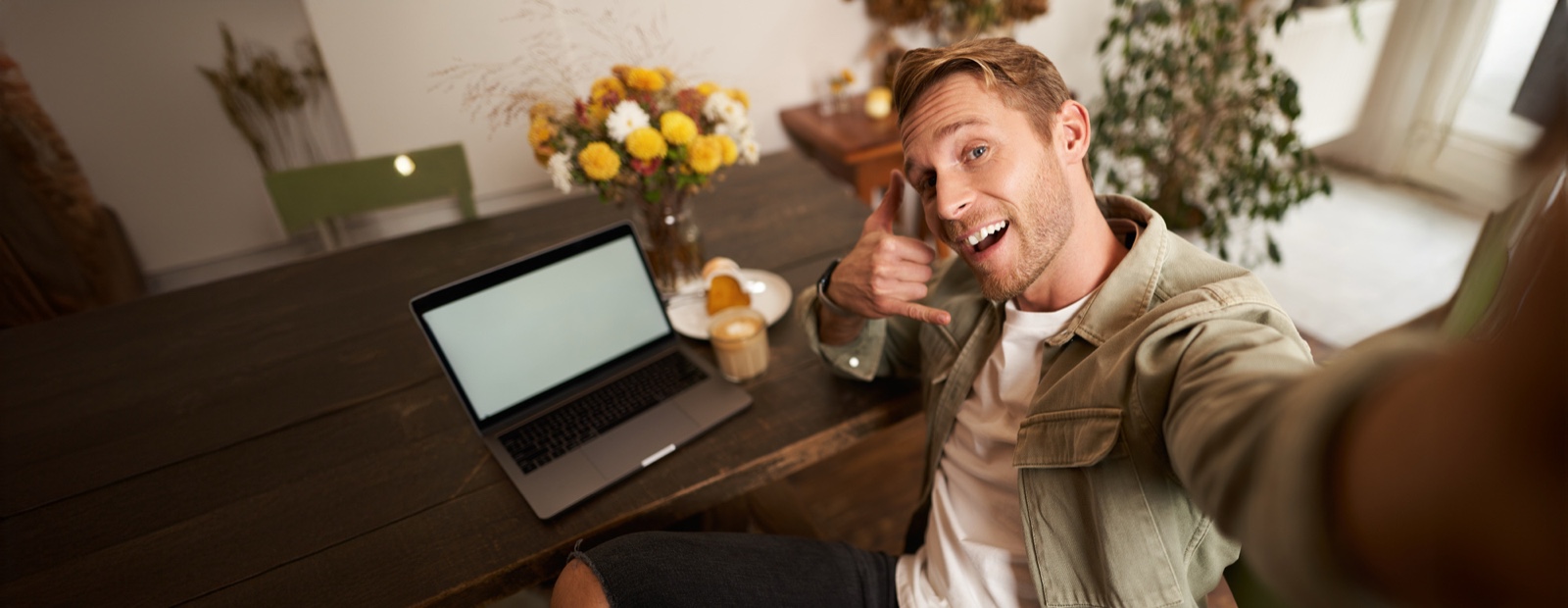 Creator inviting a conversation from a laptop